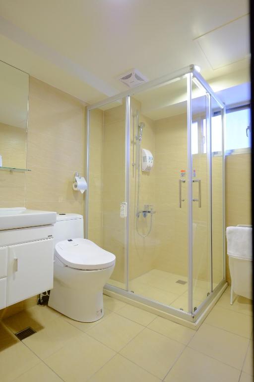 a bathroom with a shower and a toilet and a sink at 意芙旅店 Ifinn Hotel in Taipei
