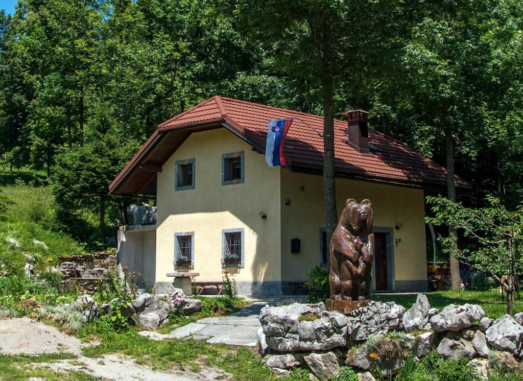 una pequeña casa con una estatua delante de ella en Holiday House Vodice na Lazu en Strmica