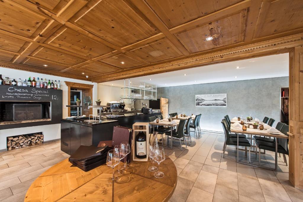 Posezení v ubytování Hotel Restaurant Chesa
