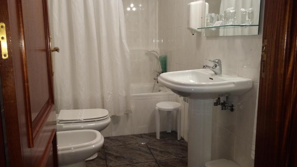 A bathroom at Hotel Zabala