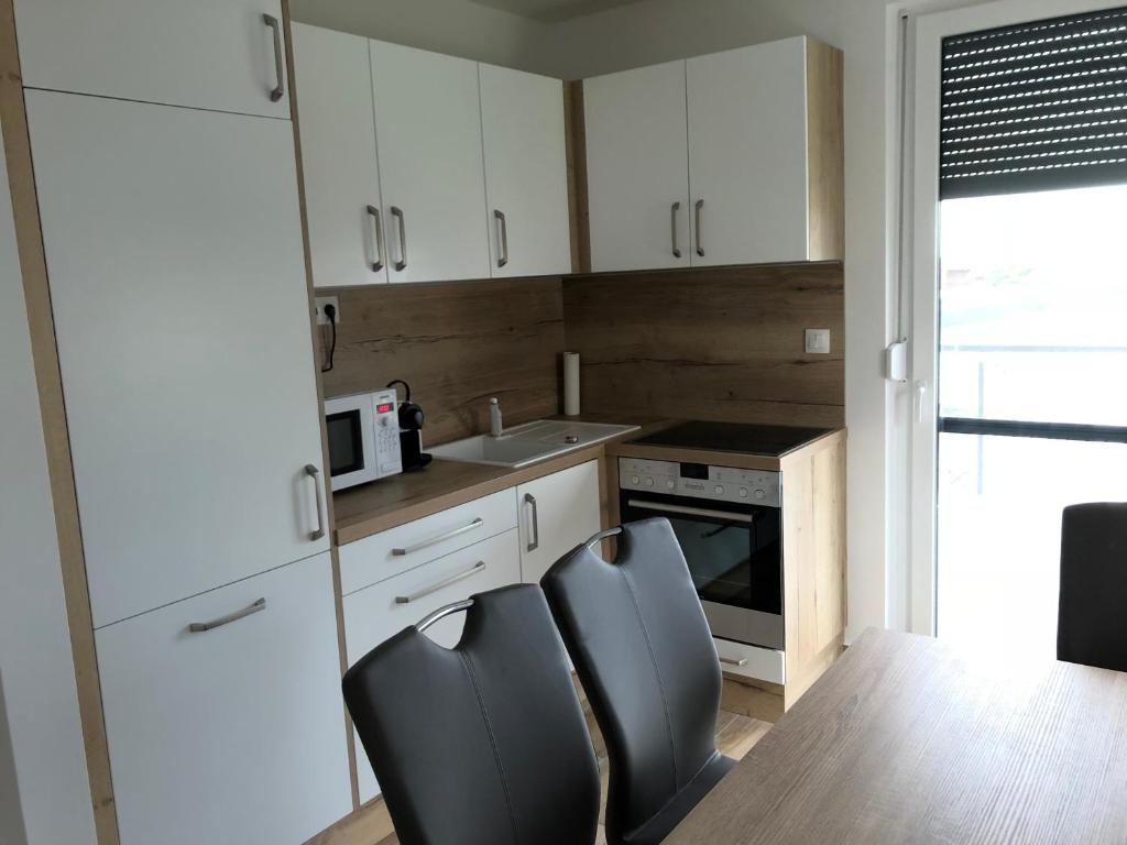 A kitchen or kitchenette at Napfény Apartman