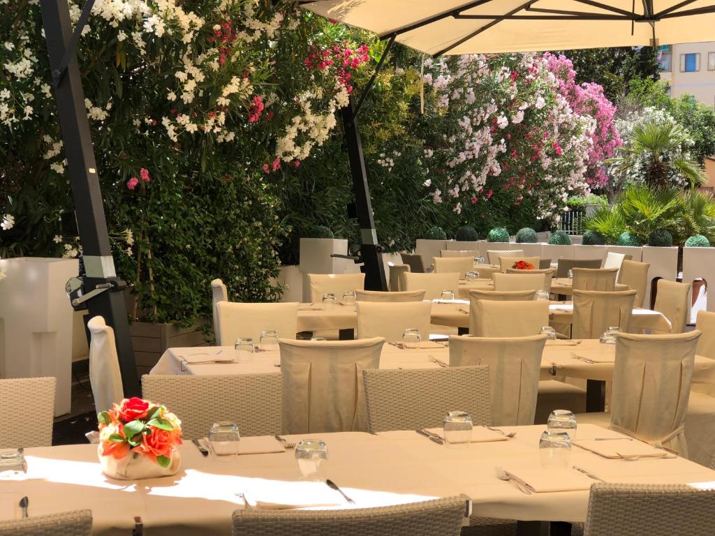 Restaurace v ubytování Hotel Airone - Ombrellone incluso al bagno Dolce Vita a Marina dal 1 giugno al 15 settembre