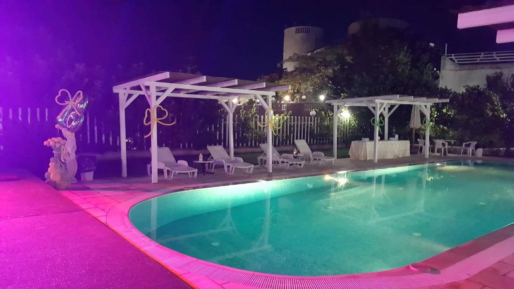 Kolam renang di atau dekat dengan Hotel Falco D'oro