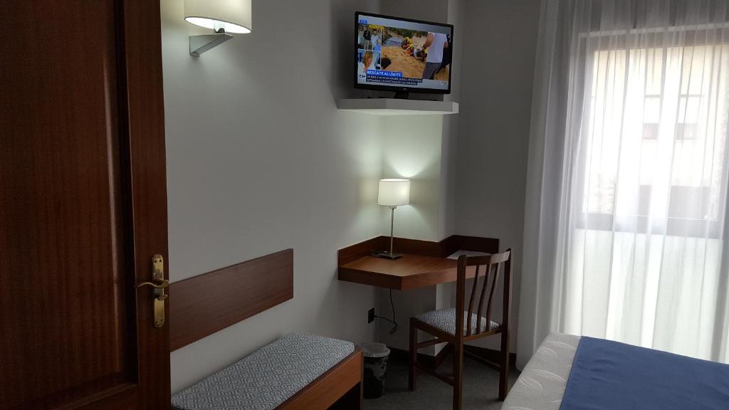 A television and/or entertainment centre at Hotel Zabala
