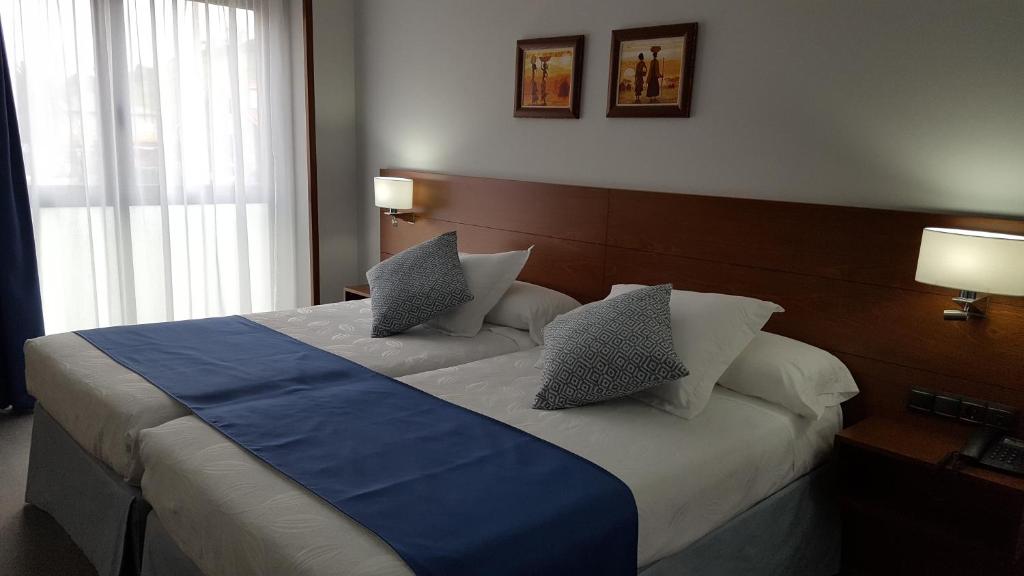 A bed or beds in a room at Hotel Zabala