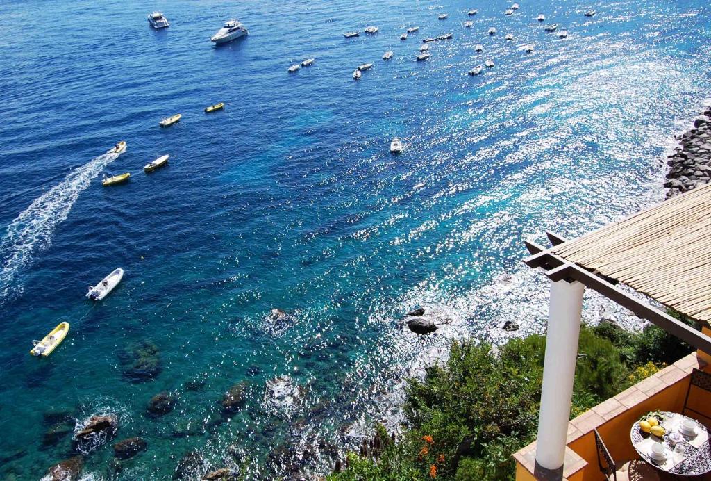 un grupo de barcos en un cuerpo de agua en La Terrazza sul Mare, en Capri