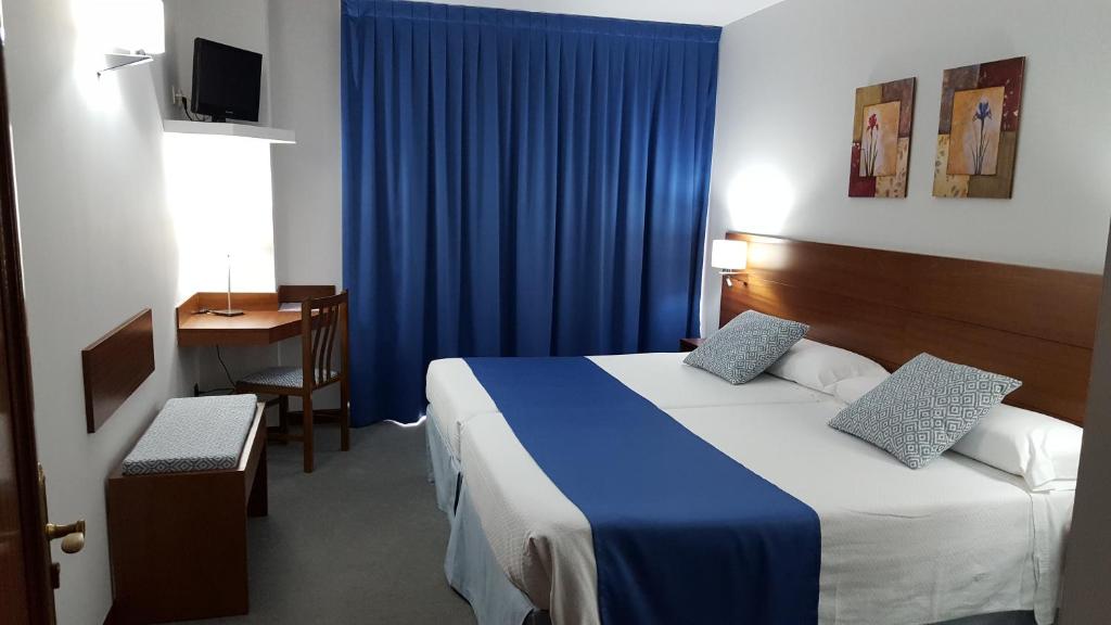 A bed or beds in a room at Hotel Zabala