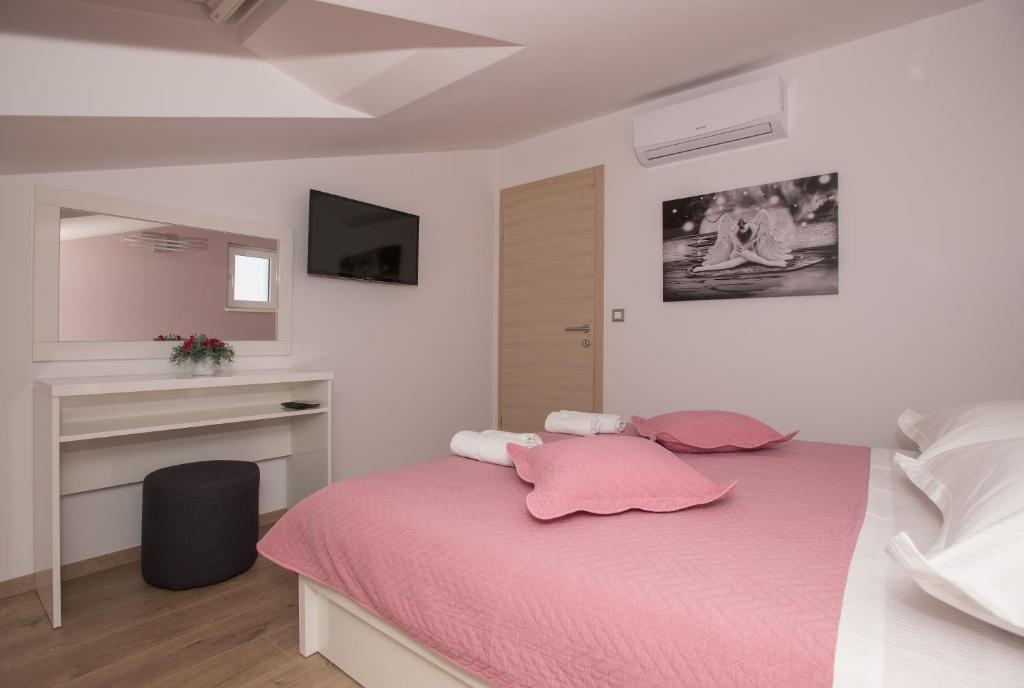Posteľ alebo postele v izbe v ubytovaní APARTMANI VUJČIĆ