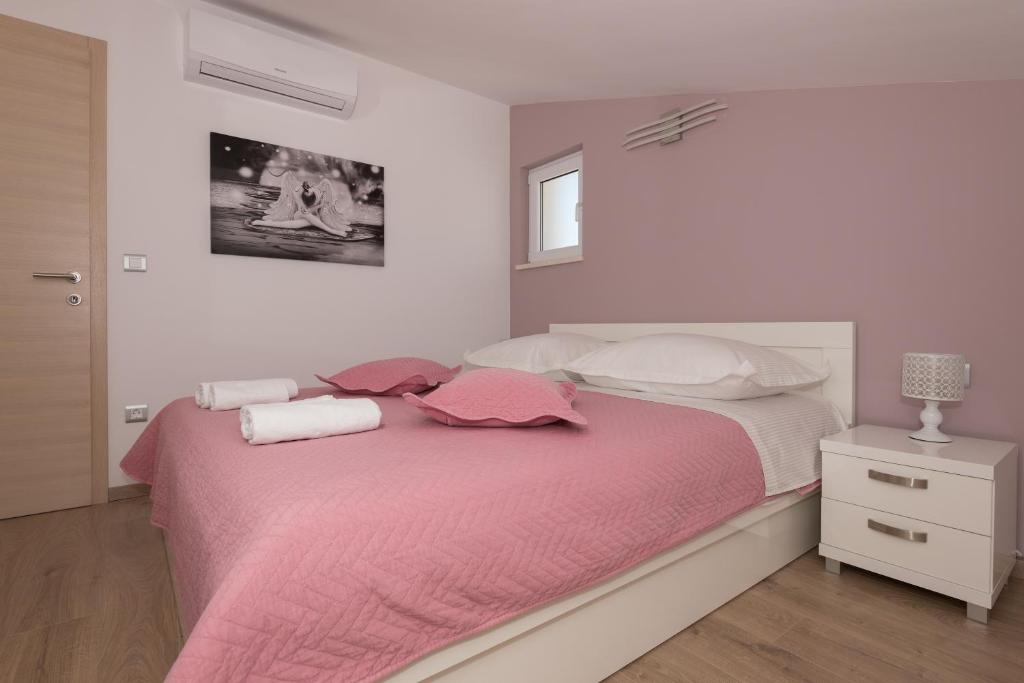 Posteľ alebo postele v izbe v ubytovaní APARTMANI VUJČIĆ
