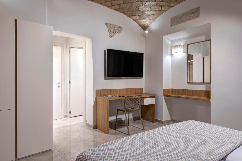 Telewizja i/lub zestaw kina domowego w obiekcie Magica Luna Boutique Hotel - Roma