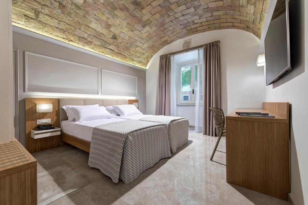 sypialnia z łóżkiem i kamiennym sufitem w obiekcie Magica Luna Boutique Hotel - Roma w Rzymie