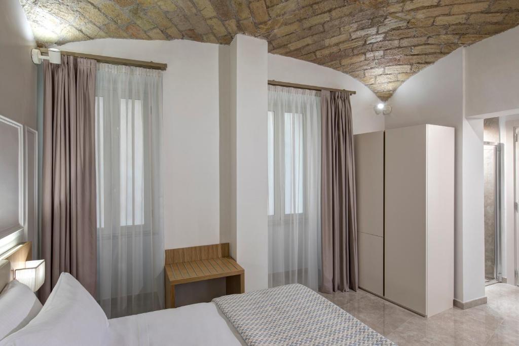 Łóżko lub łóżka w pokoju w obiekcie Magica Luna Boutique Hotel - Roma
