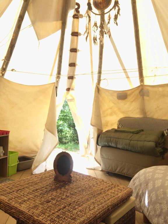 - une chambre avec un lit et une table dans une tente dans l'établissement Tipis nature, à Gavarnie