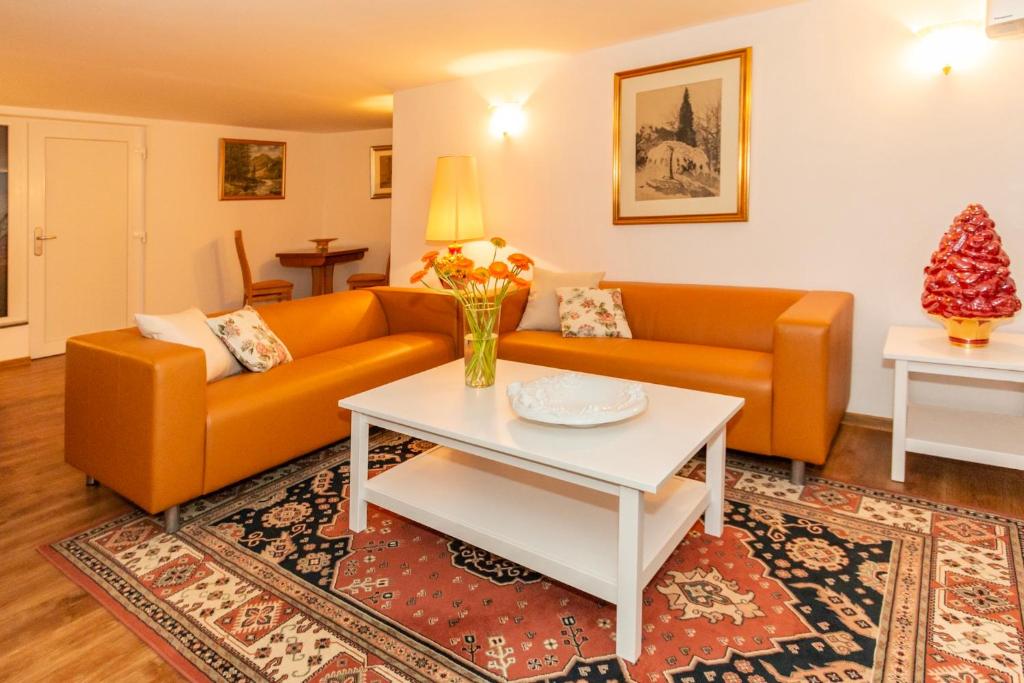 ein Wohnzimmer mit einem Sofa und einem Tisch in der Unterkunft Apartma Spaans in Radovljica