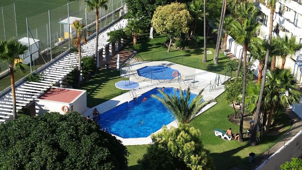 - une vue sur la piscine dans un parc dans l'établissement Happy Nest, à Benalmádena