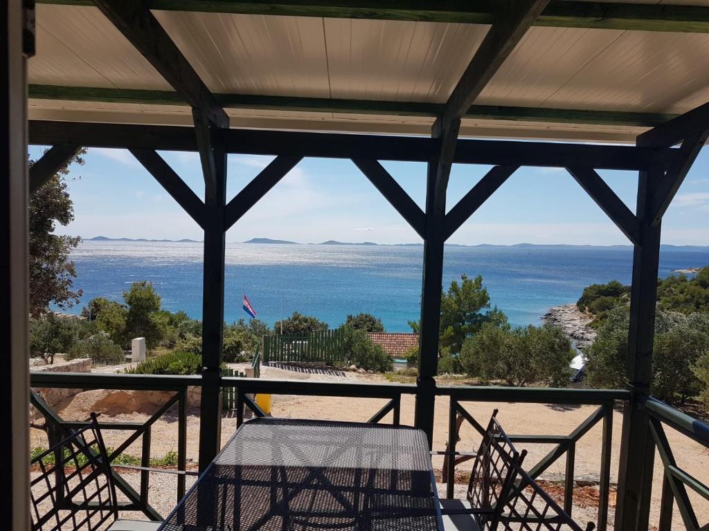 - une vue sur l'océan depuis la terrasse couverte d'une maison dans l'établissement Kamp Lunga, à Jezera