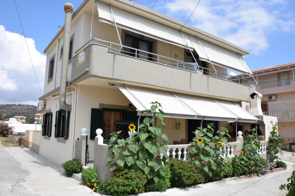 un edificio con un girasol delante de él en Sunflower Apartments en Kalamaki Heraklion