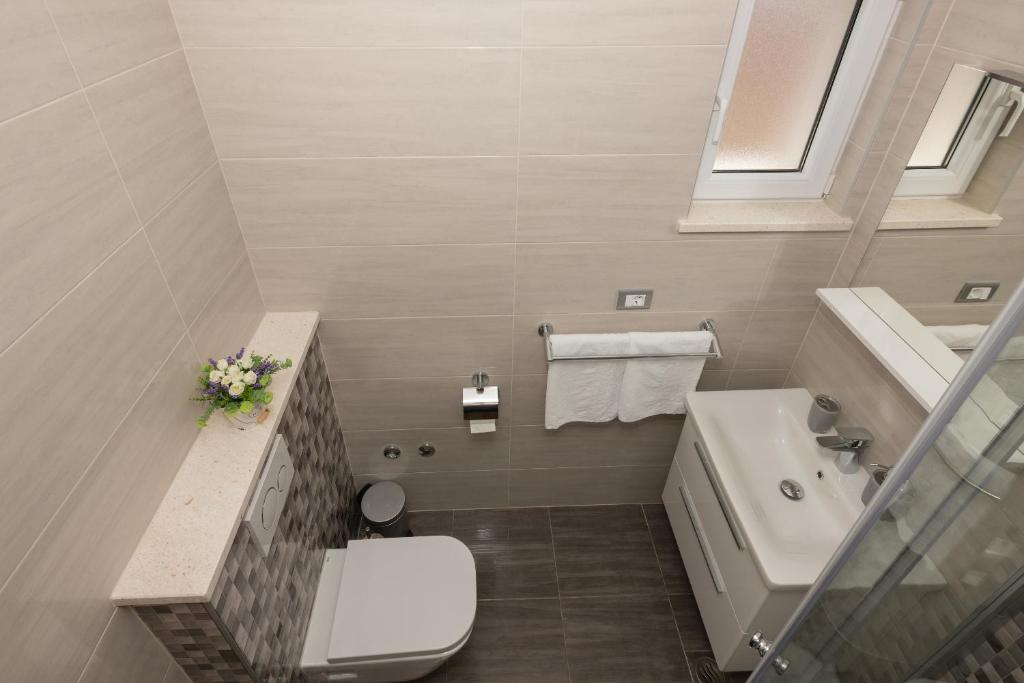 Kúpeľňa v ubytovaní APARTMANI VUJČIĆ