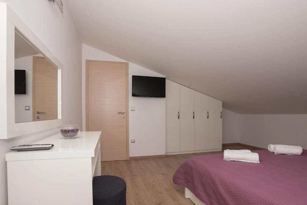 Posteľ alebo postele v izbe v ubytovaní APARTMANI VUJČIĆ