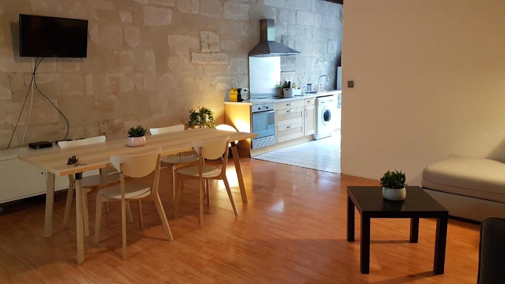 uma cozinha e sala de estar com mesa e cadeiras em Appartement quartier historique proche des Halles em Tours