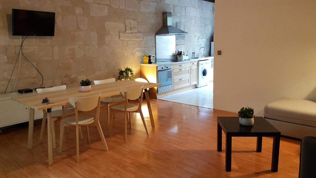 une cuisine et un salon avec une table et des chaises dans l'établissement Appartement quartier historique proche des Halles, à Tours