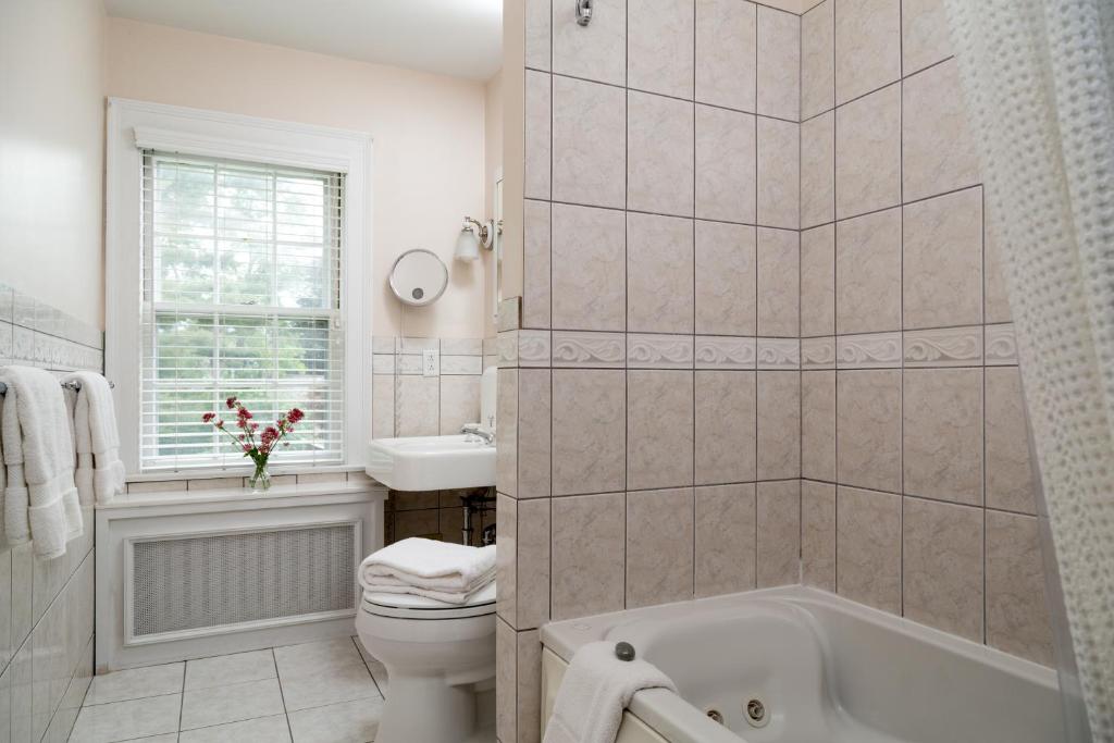 Devonfield Inn - King Suite With Whirlpool - Westinghouse
