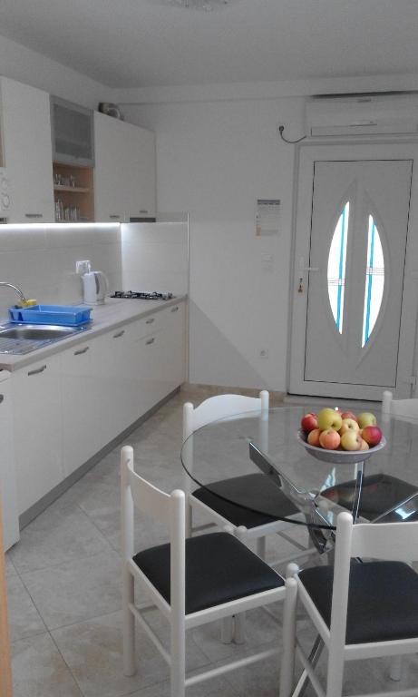 Kuchyň nebo kuchyňský kout v ubytování Apartmani Tanja