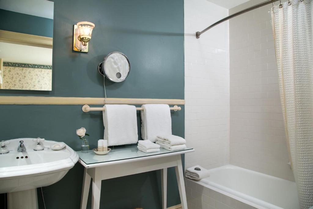 Devonfield Inn - King Room - Andrew