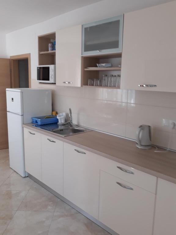Kuchyň nebo kuchyňský kout v ubytování Apartmani Tanja