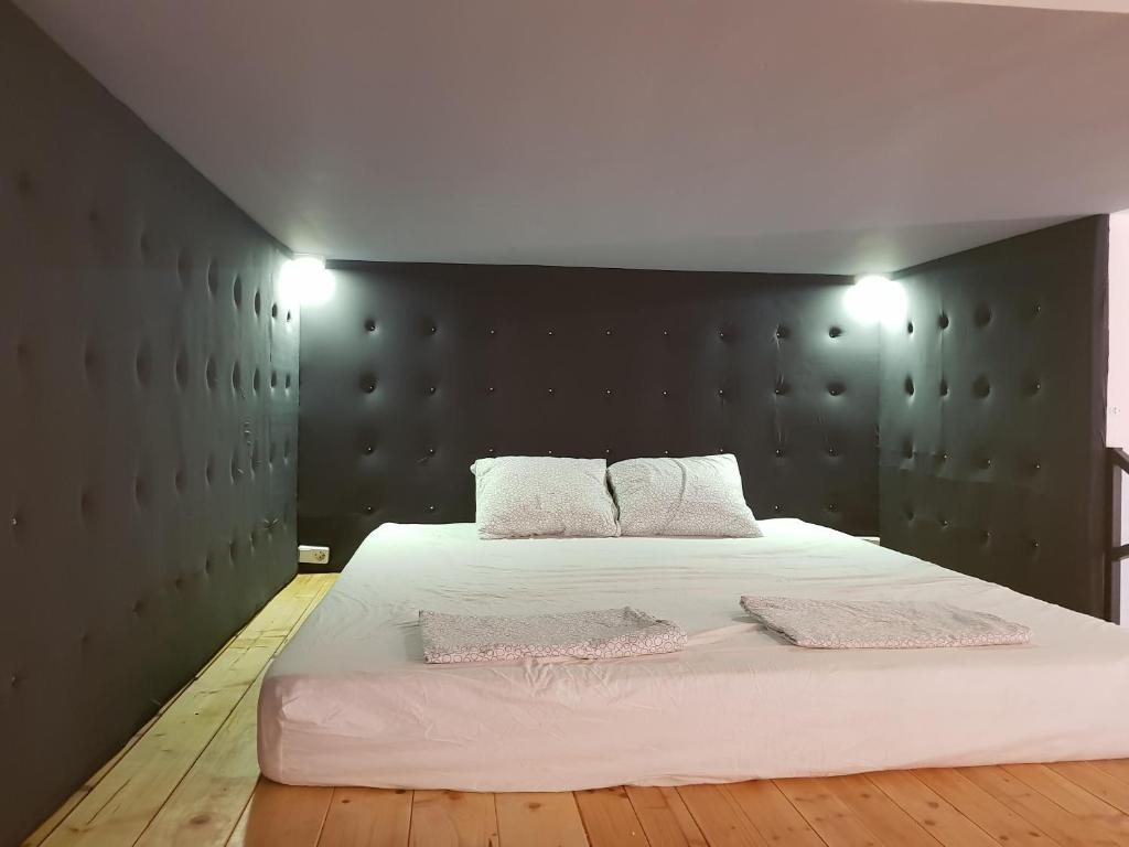 Llit o llits en una habitació de Apartman Lena Loft - best value, best choice!