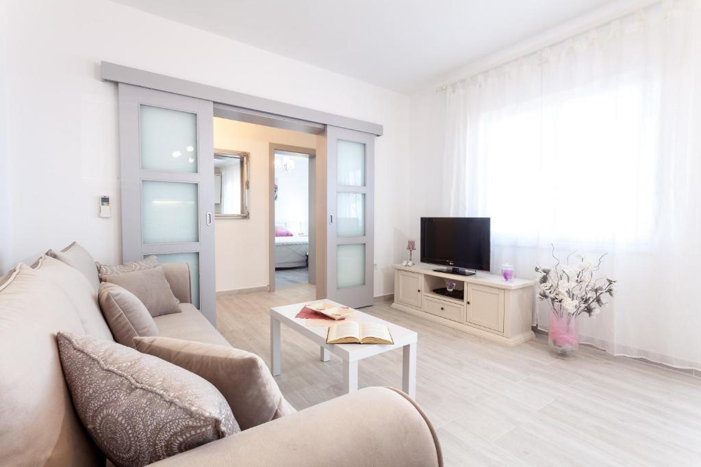 Televiisor ja/või meelelahutuskeskus majutusasutuses Guest House Simoni
