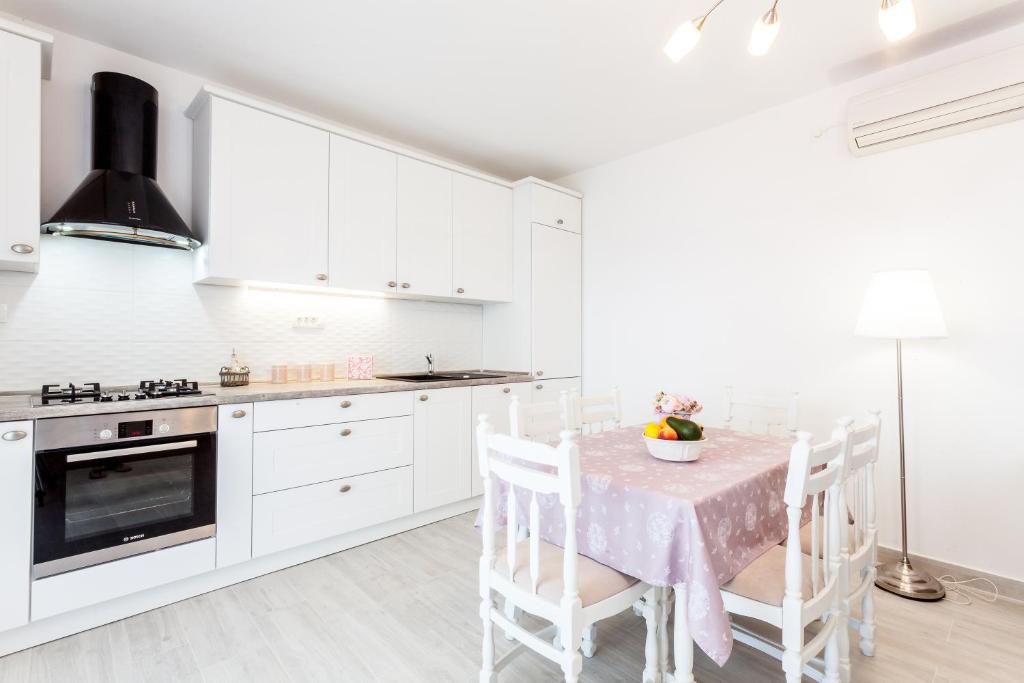 Köök või kööginurk majutusasutuses Guest House Simoni