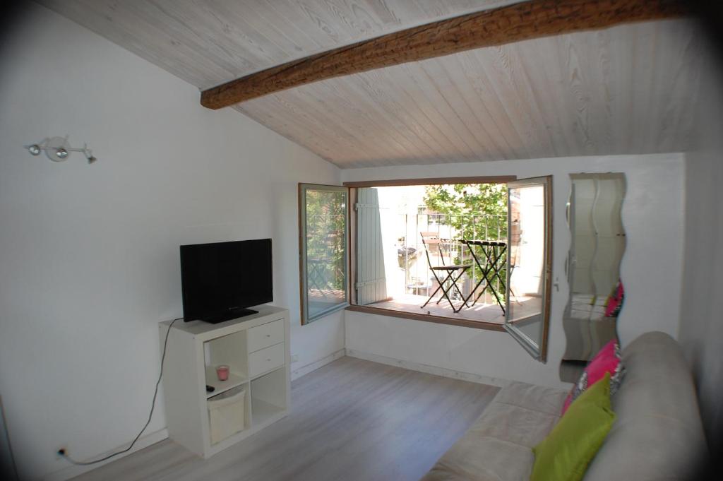 Il comprend un salon doté d'une télévision et d'une fenêtre. dans l'établissement Studio Toulon proche Opéra et Gare, à Toulon