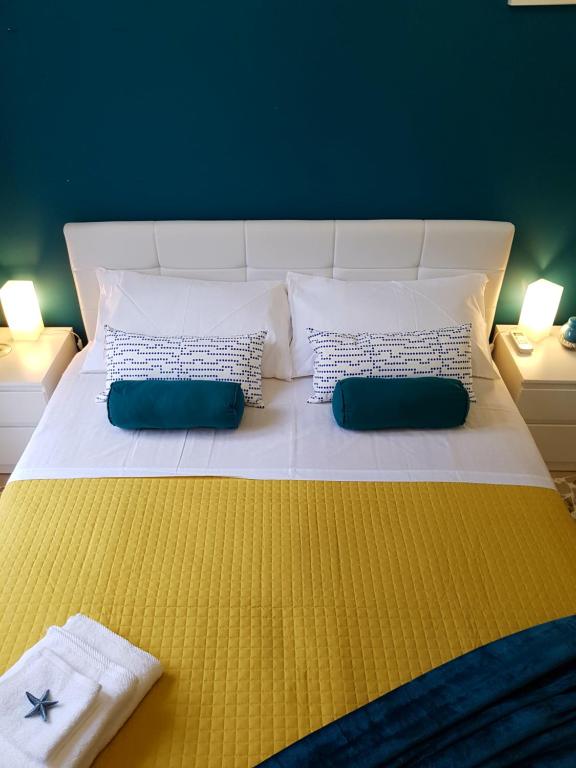 Łóżko lub łóżka w pokoju w obiekcie Corte Degli Aranci House