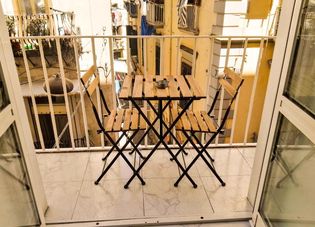 ナポリにあるBorgo di San Gennaroのテーブルと椅子2脚(バルコニーに座る)