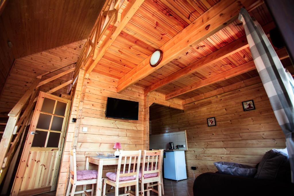 TV a/nebo společenská místnost v ubytování Domki Heaven Ustronie Morskie