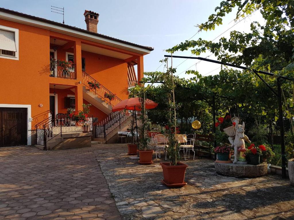 een huis met een patio met potplanten ervoor bij Apartment Parenzana Bibali 65 A 52460-Buje in Buje