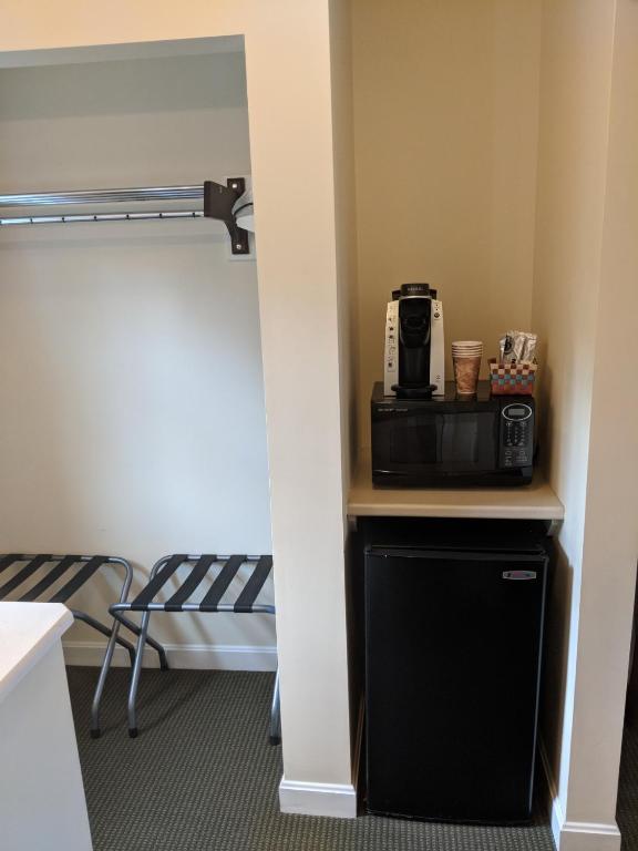 Rangeley Saddleback Inn - Queen Room - Disability Access