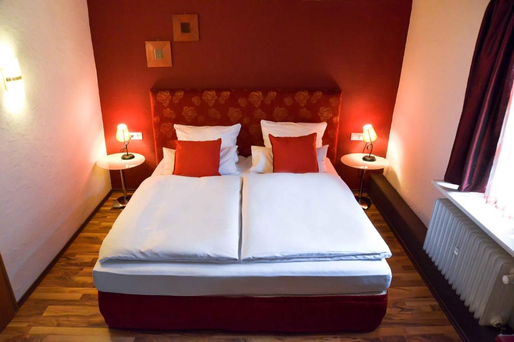 Ein Bett oder Betten in einem Zimmer der Unterkunft Hotel Engel