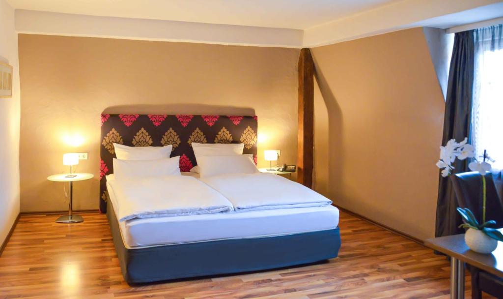 Ein Bett oder Betten in einem Zimmer der Unterkunft Hotel Engel