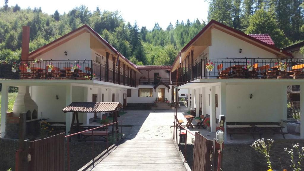 een gebouw met een houten loopbrug ervoor bij Complex Cazare Balea Transfagarasan in Cîrţişoara