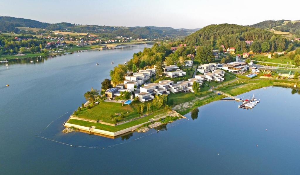 eine Luftansicht eines Resorts auf einer Insel im Wasser in der Unterkunft Apartment Słoneczny Gródek 19 Spa & Wellness in Gmina Gródek nad Dunajcem