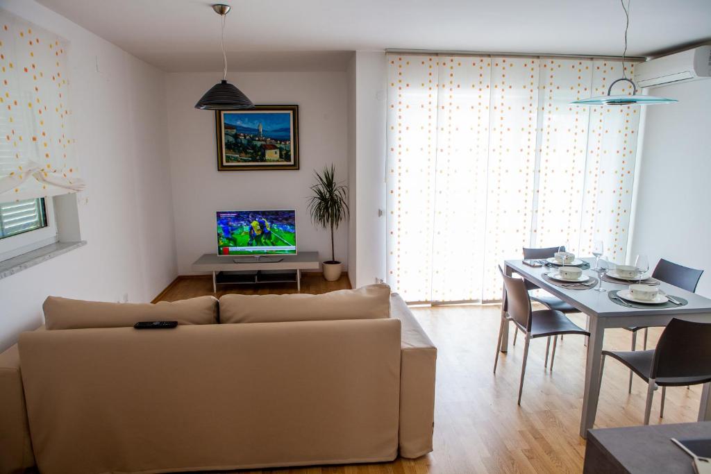 Televízia a/alebo spoločenská miestnosť v ubytovaní Apartment Lunta 2