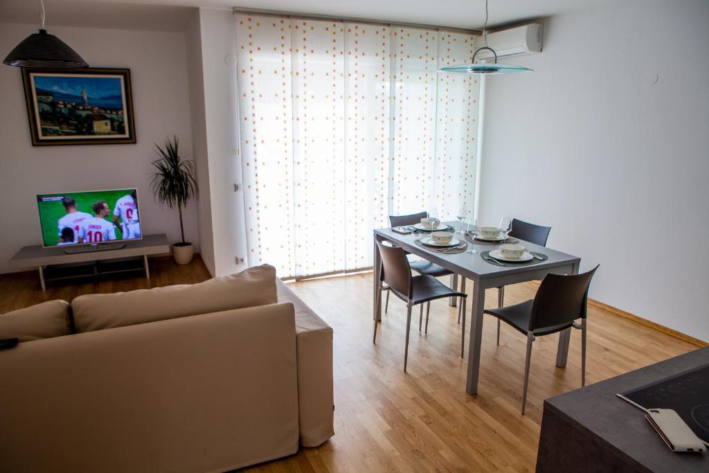 Televízia a/alebo spoločenská miestnosť v ubytovaní Apartment Lunta 2
