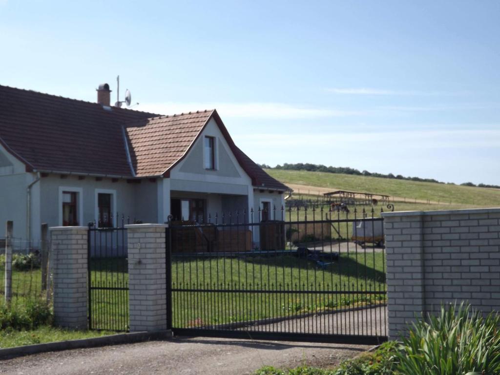 a fence in front of a house at Dósa tanya, Vendégház in Cserépfalu