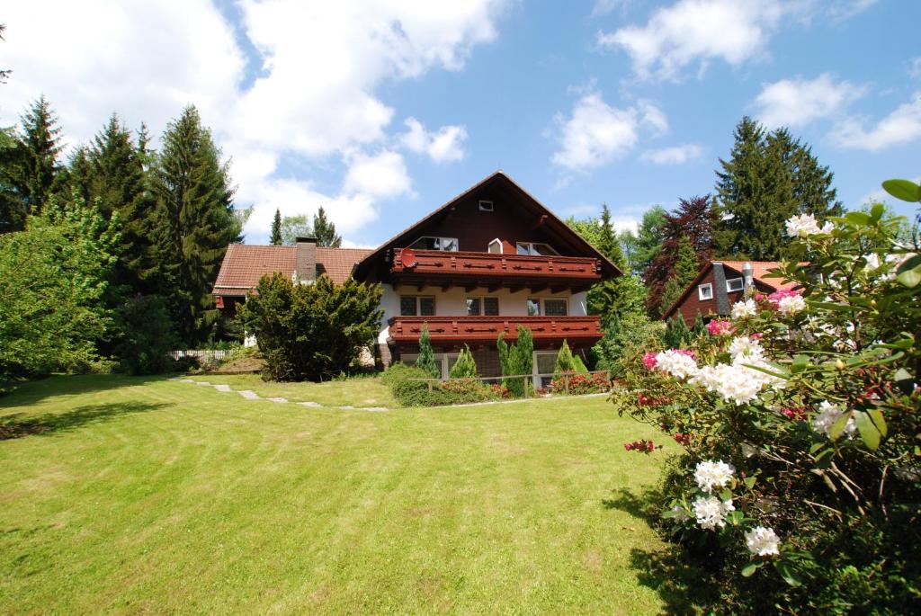 ein Haus mit einem großen Garten davor in der Unterkunft Gästehaus Tannenhof in Clausthal-Zellerfeld