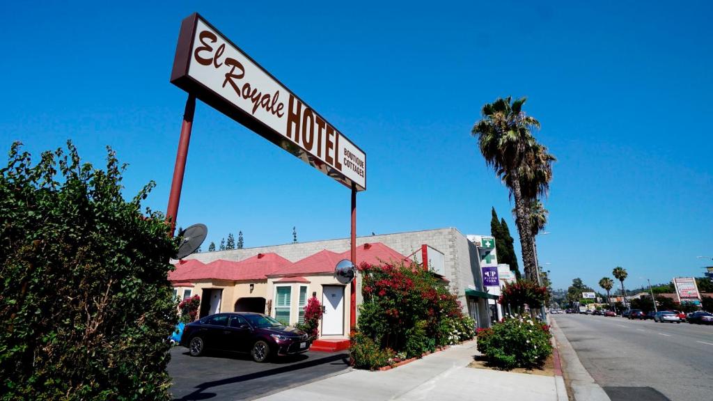 un letrero de calle para un motel frente a un edificio en El Royale Hotel - Near Universal Studios Hollywood en Los Ángeles