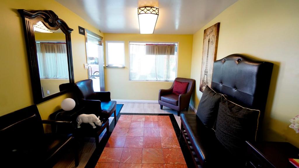 Uma TV ou centro de entretenimento em El Royale Hotel - Near Universal Studios Hollywood
