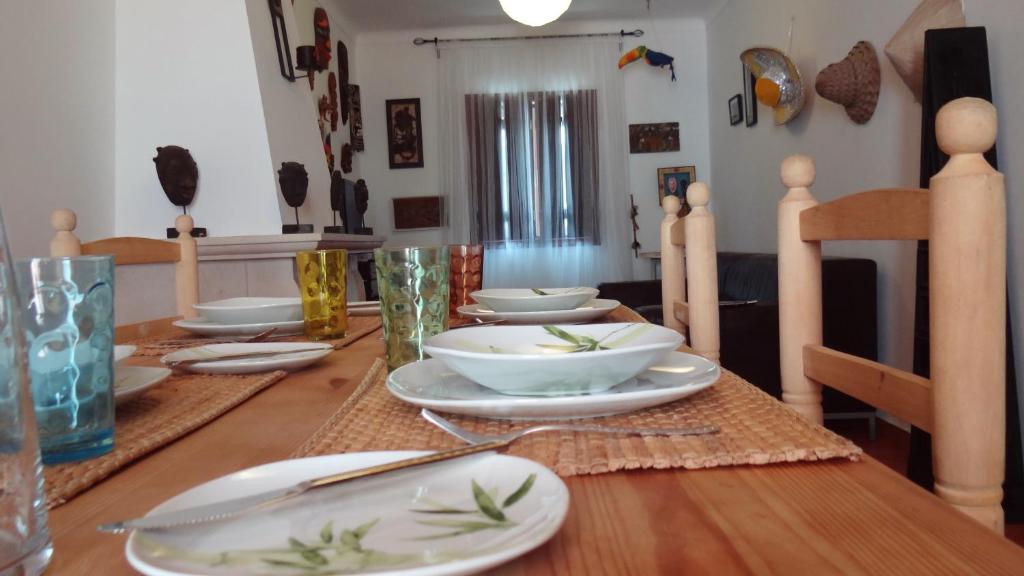 ヴィラ・ノヴァ・デ・ミルフォンテスにあるSUNNY HOUSE by Stay in Alentejoの木製テーブル(皿、鉢付)