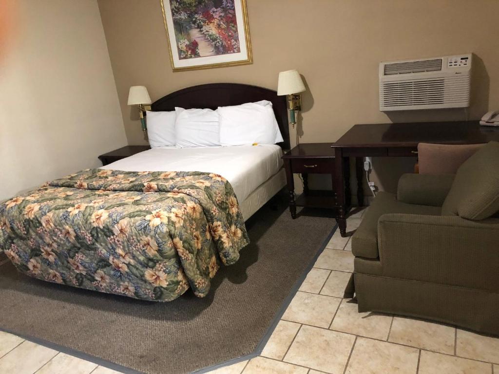 Postel nebo postele na pokoji v ubytování Rodeway Inn Hermiston - Umatilla